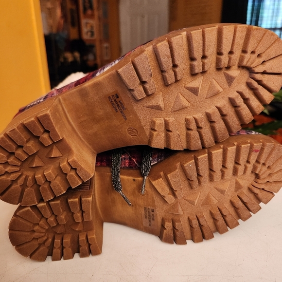 Red Plaid boots - Picture 2 of 8